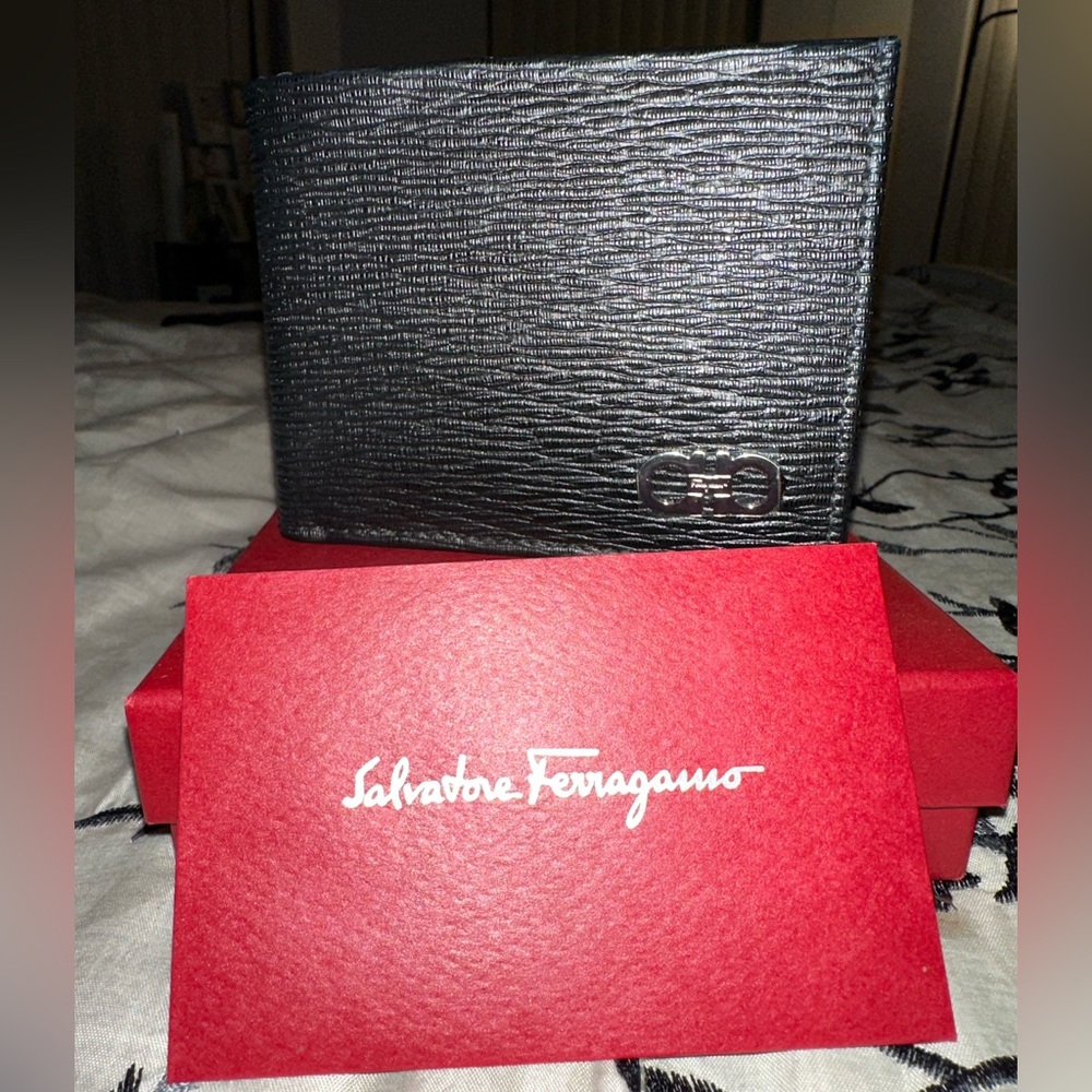 Mens wallet. Purchase but never been used.